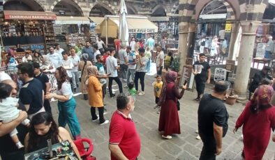 YKS Sonrası Sur’da Yoğunluk: Öğrenciler Sınav Stresini Tarihî Sokaklarda Attı
