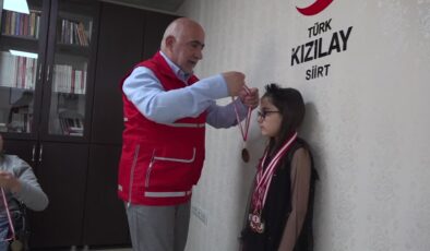 Yakınlarını kan bağışında bulunmaya ikna eden Zeynep’e Türk Kızılaydan 7 madalya