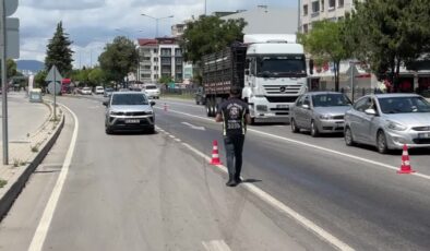 Yola dökülen yağ trafiği tehlikeye soktu