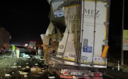 Yolcu otobüsü tıra çarptı: 12 kişi yaralandı