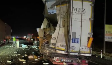 Yolcu otobüsü tıra çarptı: 12 kişi yaralandı