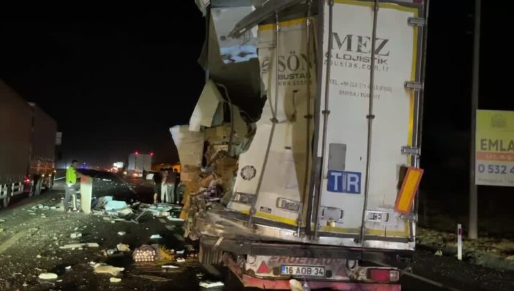 Yolcu otobüsü tıra çarptı: 12 kişi yaralandı