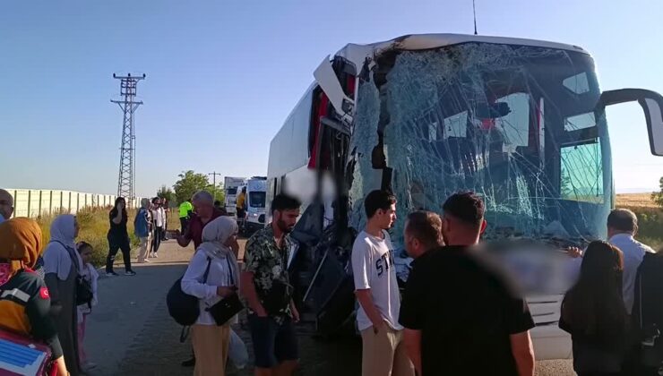 Otobüs tıra çarptı, 9 yolcu yaralandı