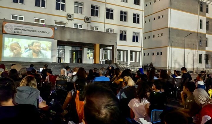 Diyarbakır’da Lise bahçesinde “Açık Hava Sinema” etkinliği yapıldı