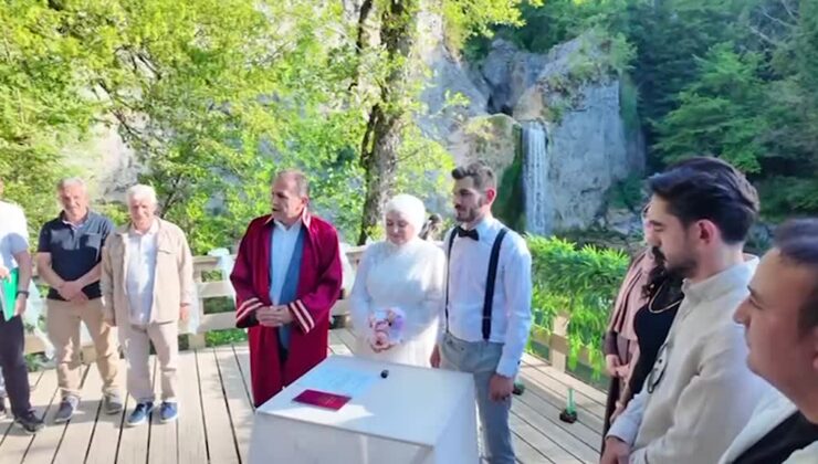 Şelale manzaralı nikah unutulmaz anlara sahne oldu