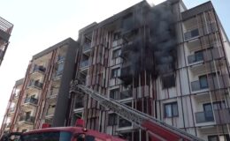Bir binada çıkan yangında 10 kişi dumandan etkilendi