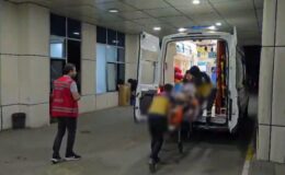 Bir baba oğlunu bıçaklayarak ağır yaraladı