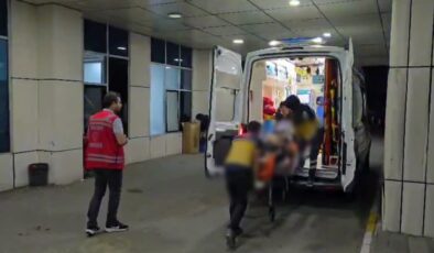 Bir baba oğlunu bıçaklayarak ağır yaraladı