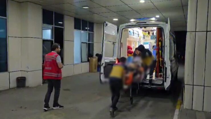 Bir baba oğlunu bıçaklayarak ağır yaraladı