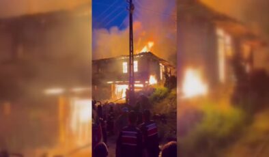Çıkan yangında 4 ev kullanılamaz hale geldi