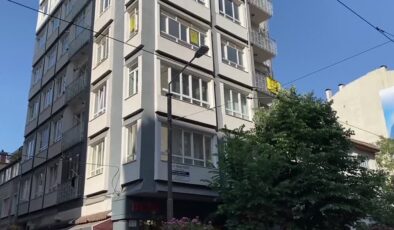 Emekli doktor evinde ölü bulundu