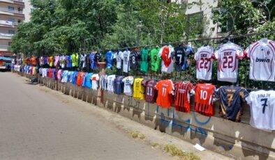 Okullar Tatil Olmaya Hazırlanırken Seyyar Forma Satışlarında Yoğunluk Yaşanıyor