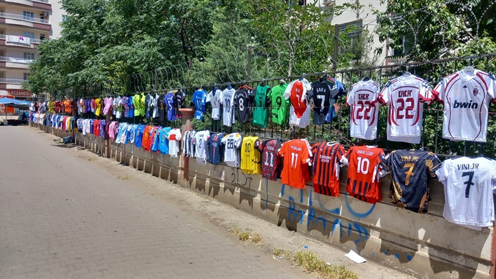 Okullar Tatil Olmaya Hazırlanırken Seyyar Forma Satışlarında Yoğunluk Yaşanıyor