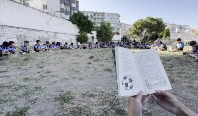 Sahaya çıkmadan önce kitap okuyan çocuklar futbolu sevdi