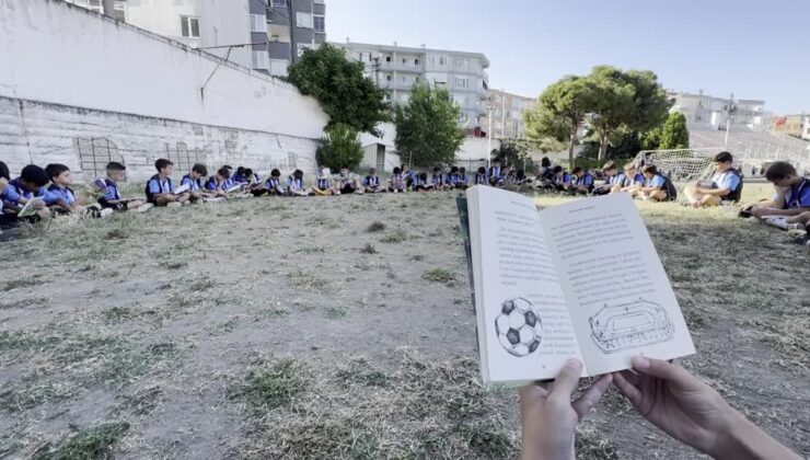 Sahaya çıkmadan önce kitap okuyan çocuklar futbolu sevdi