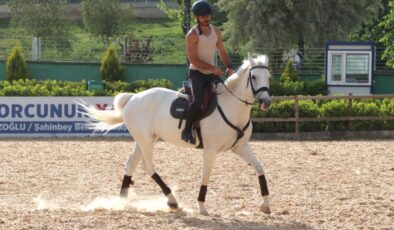 Hobi olarak biniciliğe başlayan doktor lisanslı sporcu oldu