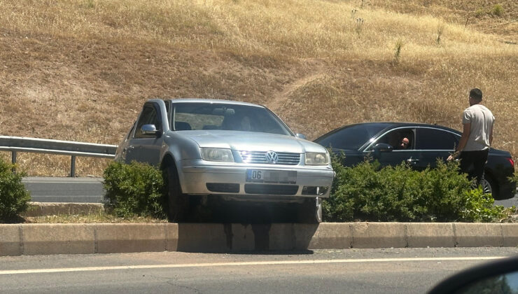 Kavşağı dönemeyen araç refüje çıktı