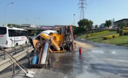 Kontrolden çıkan beton mikseri yola devrildi