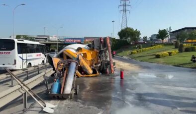 Kontrolden çıkan beton mikseri yola devrildi
