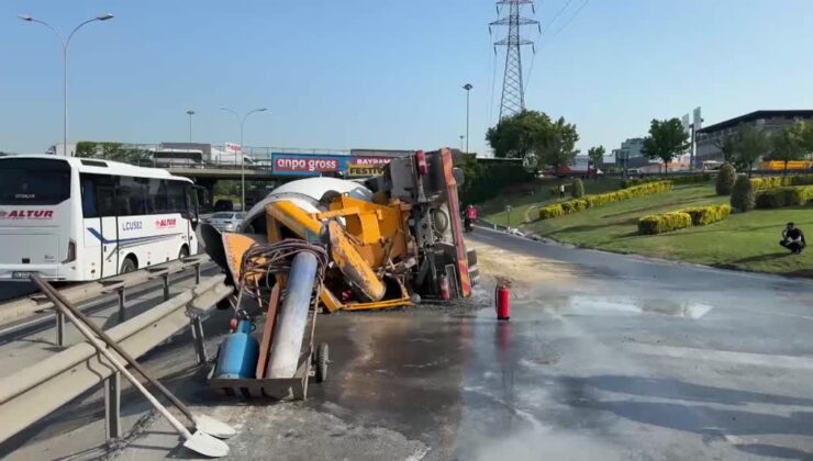 Kontrolden çıkan beton mikseri yola devrildi