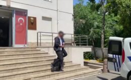 Makas atarak otomobile çarpıp kaçan minibüs sürücüsü tutuklandı