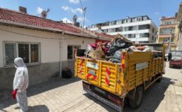 Müstakil evden 2 kamyon çöp çıkarıldı