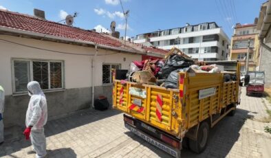 Müstakil evden 2 kamyon çöp çıkarıldı