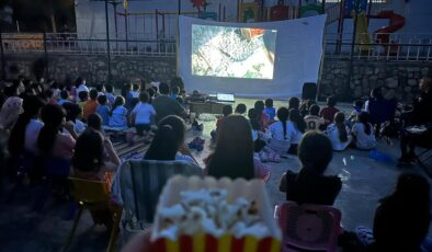 Öğrenciler açık havada aileleriyle birlikte film izledi