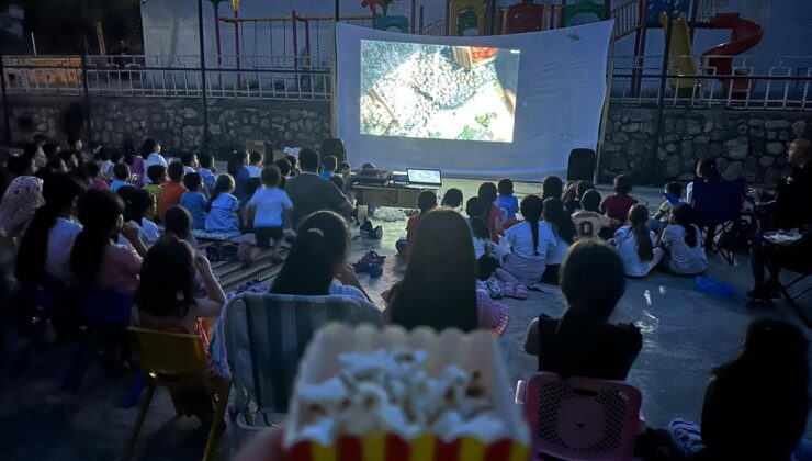 Öğrenciler açık havada aileleriyle birlikte film izledi