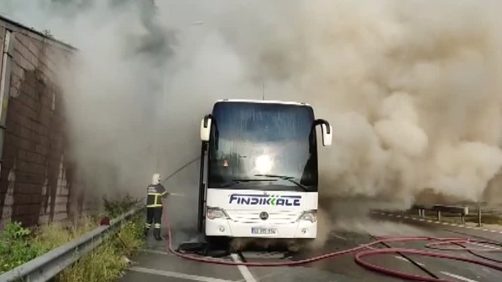 Yolcu otobüsünde çıkan yangın söndürüldü