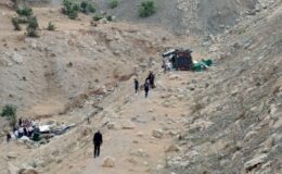 Şarampole devrilen tırın sürücüsü ağır yaralandı