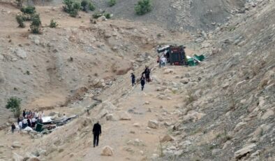 Şarampole devrilen tırın sürücüsü ağır yaralandı