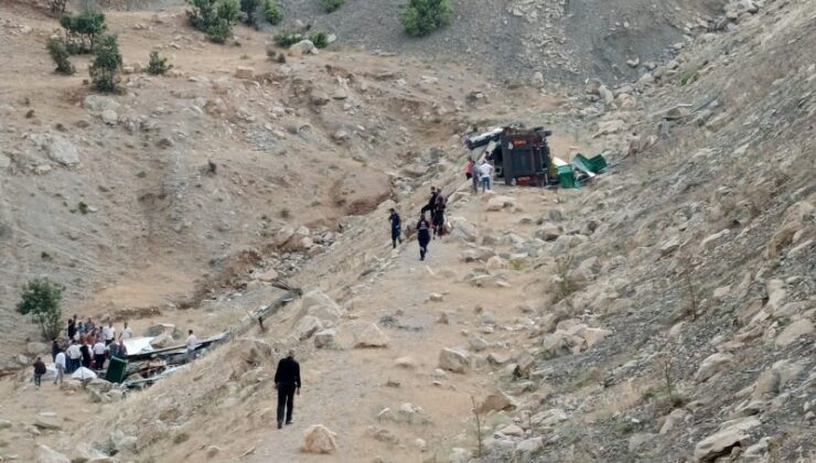 Şarampole devrilen tırın sürücüsü ağır yaralandı