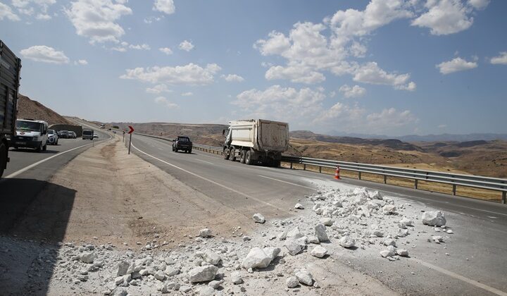 Siirt’te otomobil ile kamyonun çarpıştığı kazada ölenlerin sayısı 2’ye yükseldi