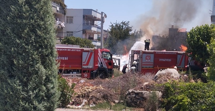 Tandır Evinde Başlayan Yangın Bahçedeki Tezekleri Kül Etti