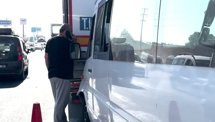 Tır ve iki servis minibüsünün çarpıştığı kazada 6 yaralı