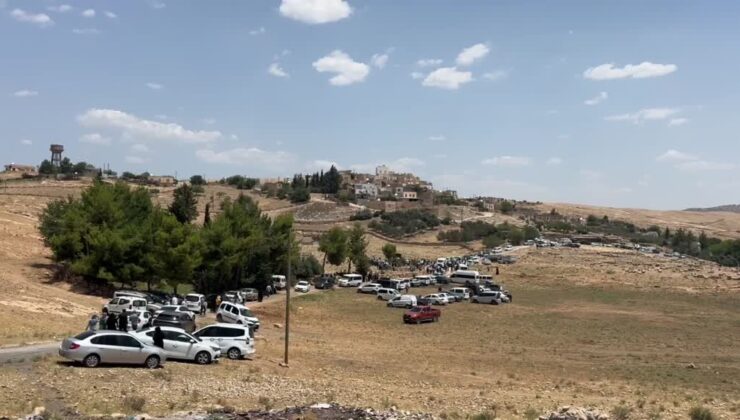 Trafik kazasında ölen 3 kız kardeşin cenazeleri yan yana defnedildi