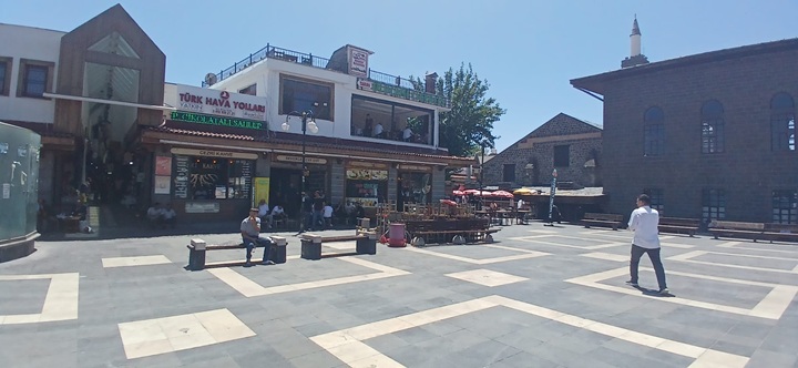 Kışın Güneşi Arayanlar, Yazın Gölge Peşinde