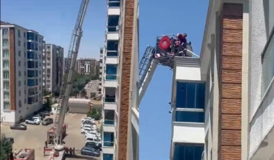 Apartman çatısında yangın itfaiyenin müdahalesiyle söndürüldü