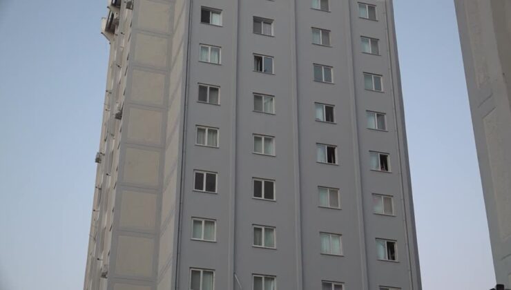Depremzedelerin yerleştikleri evlerin su ve elektriklerinin kesilmesine tepki
