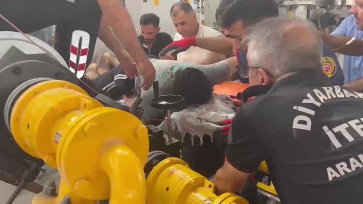 Elini levha kesme makinesine kaptıran işçi yaralandı
