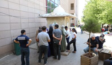 Hastane önlerinde serin ikram: 12 bin litre limonata!