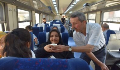 Batman’da tren yolcularına sıcak havada soğuk ayran ikramı yapıldı
