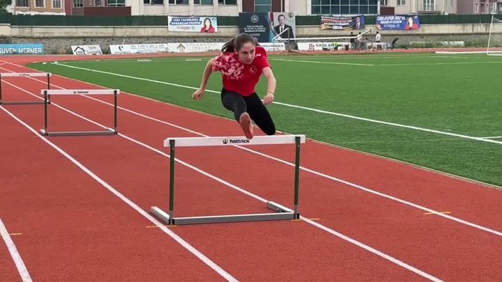 Ayşe Nazlı Aydın, tekvandoyu bırakıp geçtiği atletizmde 50 madalya kazandı