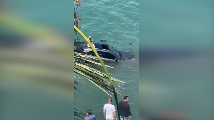 Kontrolden çıkan araç denize düştü