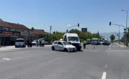 Ambulans ile otomobilin çarpıştığı kazada 2 kişi yaralandı