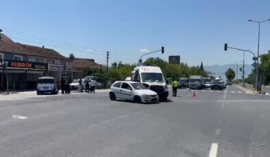 Ambulans ile otomobilin çarpıştığı kazada 2 kişi yaralandı