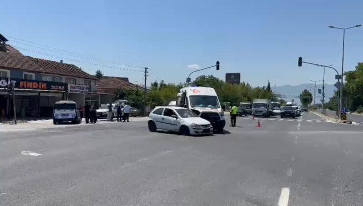 Ambulans ile otomobilin çarpıştığı kazada 2 kişi yaralandı