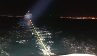 Arızalanan gemi römorkörle çekildi