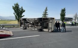 Askeri personel servisi devrildi: 13 yaralı